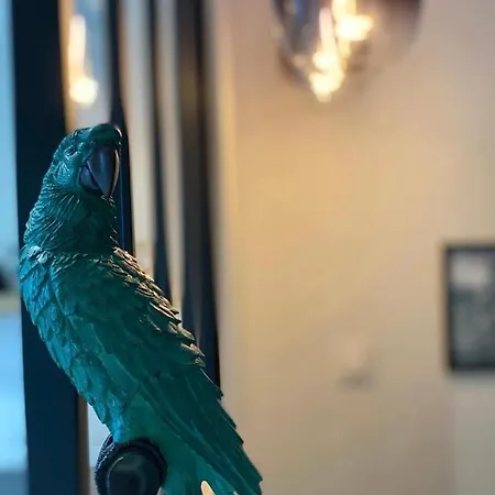 Jungle Garage Prive Netflix Apartment